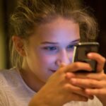 Jak rozmawiać z nastolatkiem o zagrożeniach w sieci i cyberbullingu